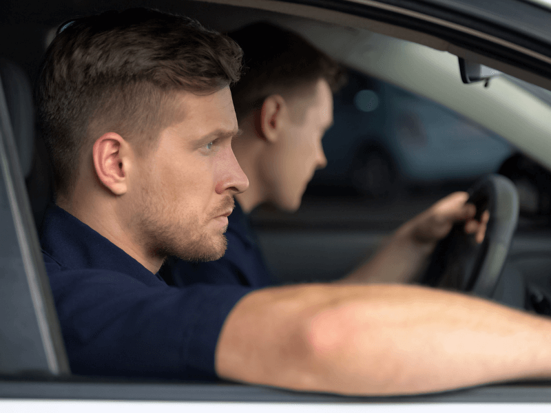 Ermittler bei Observation im Auto