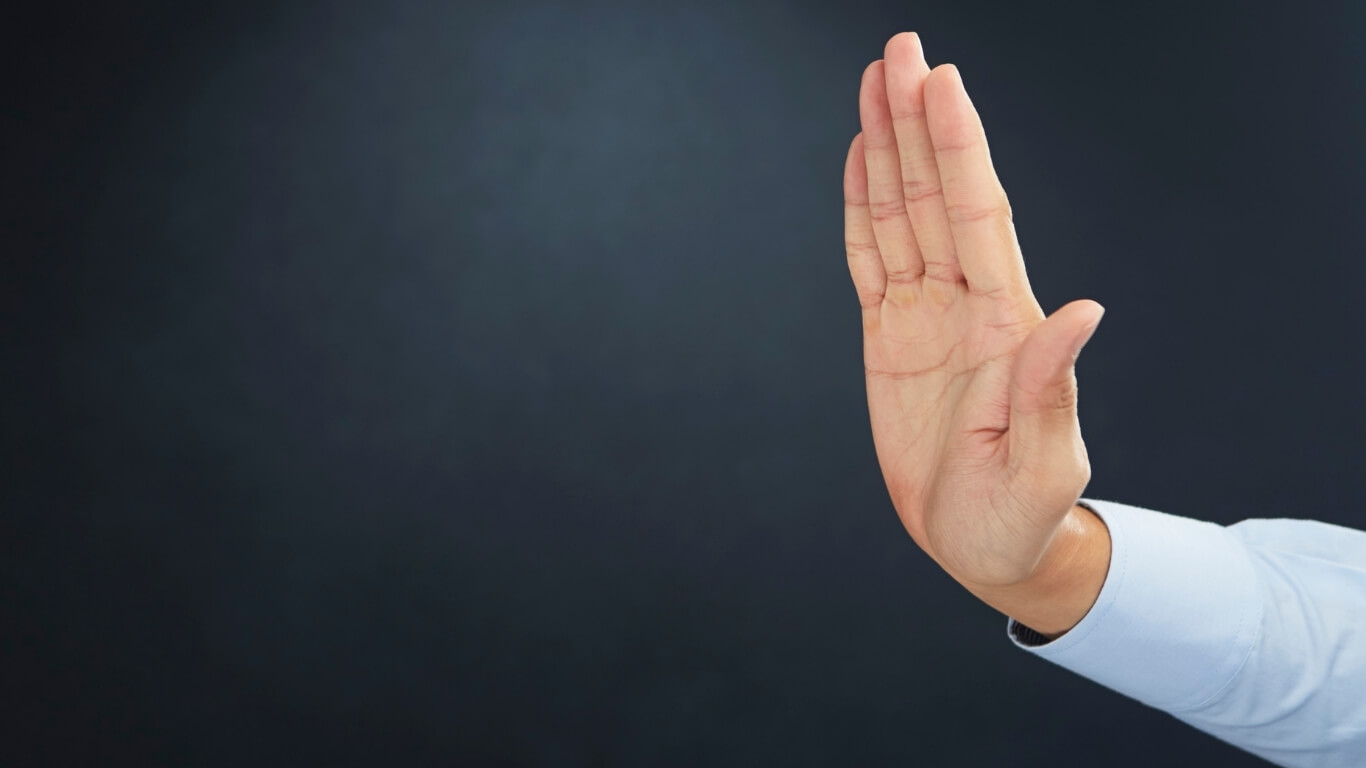 Anhaltende Hand gehoben